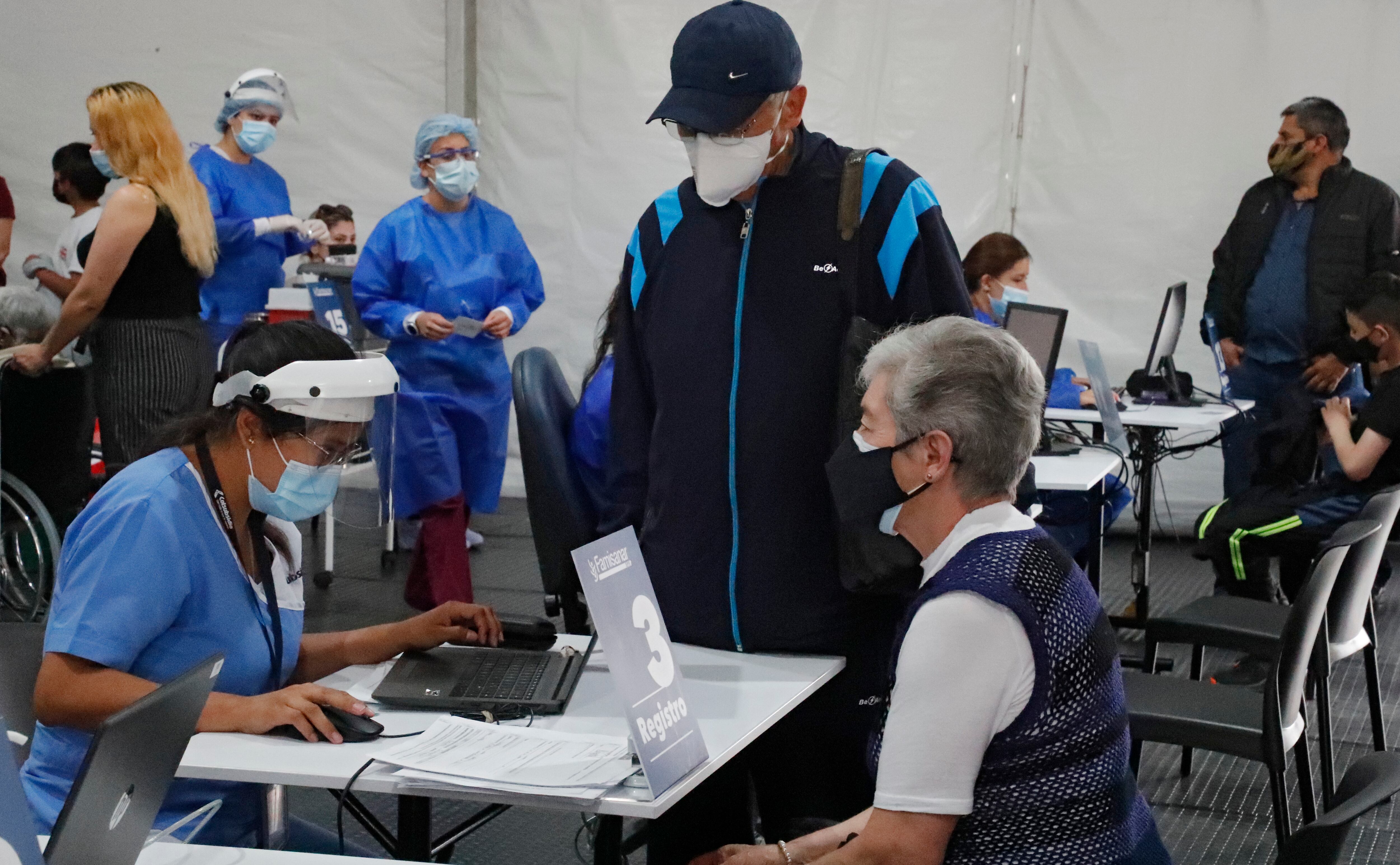 Vacunación contra la Covid 19 para mayores de 70 años tercera dosis en Bogotá
Centro Comercial Gran Estacion
Octubre 31 del 2021
Foto Guillermo Torres Reina / Semana