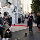 El presidente Donald Trump y la primera dama Melania Trump se detienen a hablar con los medios de comunicación mientras caminan hacia el Marine One en el jardín sur de la Casa Blanca, el miércoles 20 de enero de 2021 en Washington. Trump se dirige a su Mar-a-Lago Florida Resort. (Foto AP / Alex Brandon)