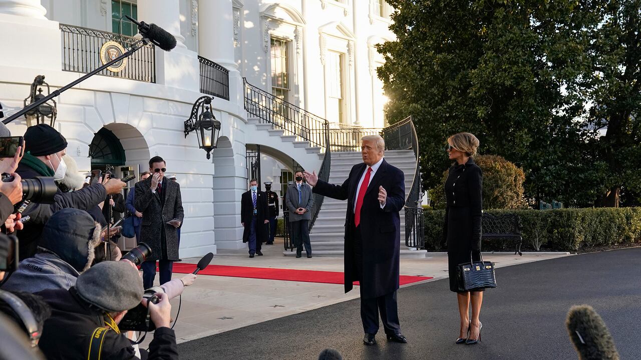 El presidente Donald Trump y la primera dama Melania Trump se detienen a hablar con los medios de comunicación mientras caminan hacia el Marine One en el jardín sur de la Casa Blanca, el miércoles 20 de enero de 2021 en Washington. Trump se dirige a su Mar-a-Lago Florida Resort. (Foto AP / Alex Brandon)
