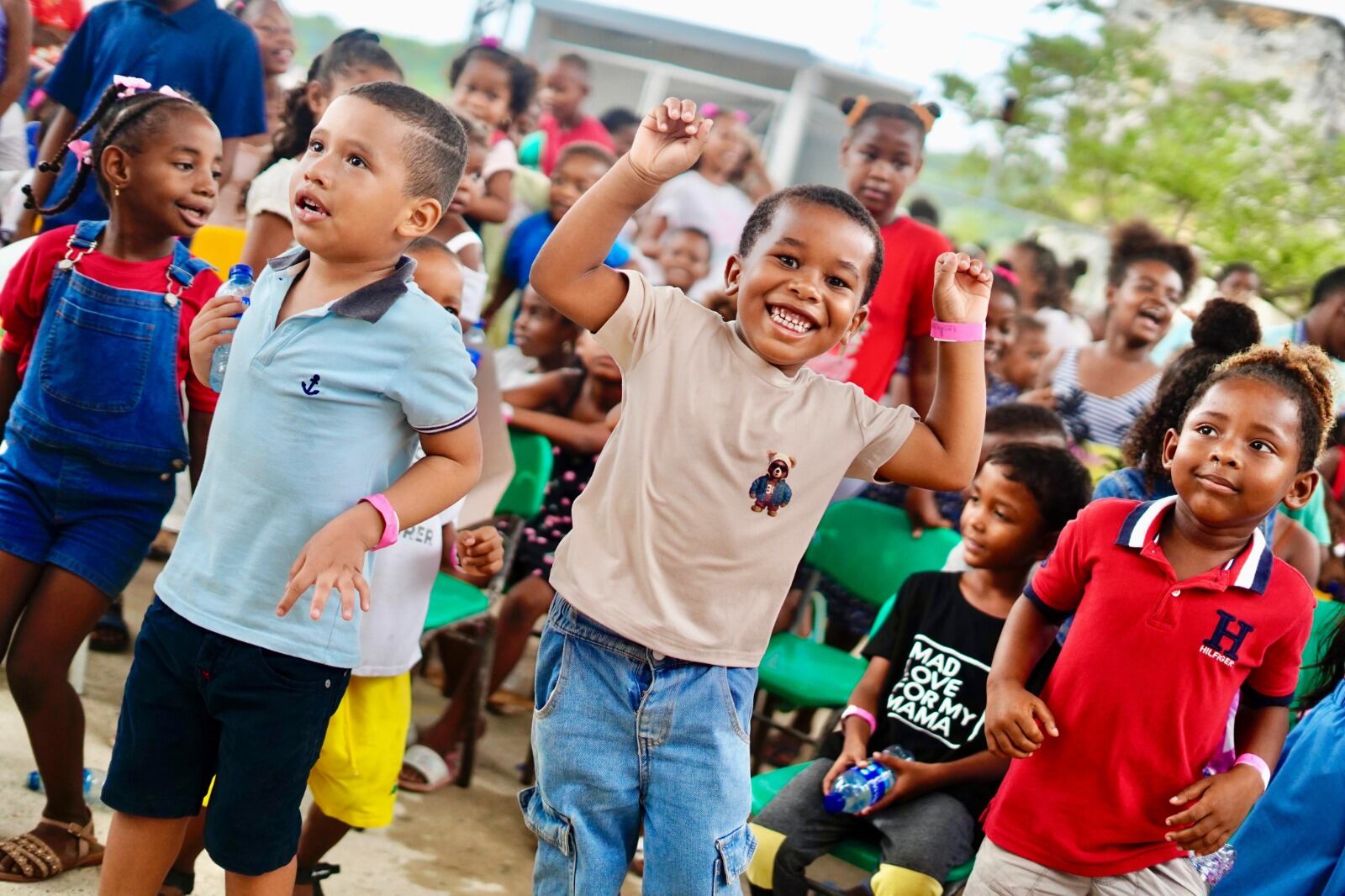 Menores disfrutando de las novenas.