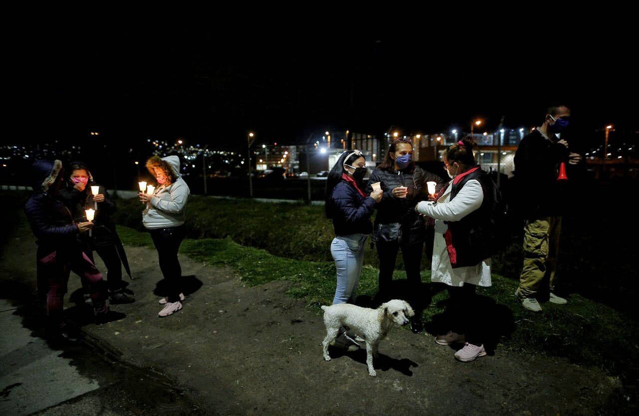 Pese a las restricciones decretadas para la movilidad y el desarrollo de este tipo de actividades, varias personas se reunieron frente a La Picota sin guardar la distancia recomendada. Foto: Esteban Vega/SEMANA
