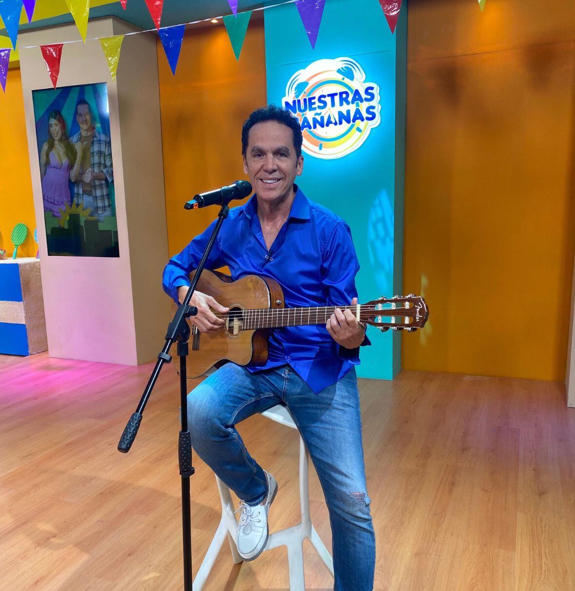 Vetto Gálves cantó el himno nacional en el partido Colombia - Chile.