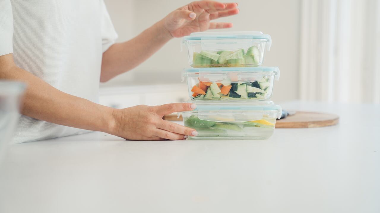 Lave con agua caliente los recipientes para quitarle las manchas