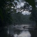 Animas (souls) carry death down the river.
The river is both life and death. It is said that in the hardest moments of the war, hundreds of bodies were thrown into the river and disappeared. This staging is an approach to the world of animas (souls) with whom Oneida connects to compose her songs.