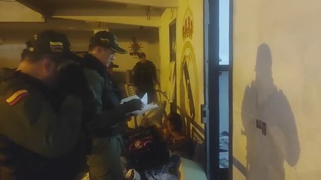 El delincuente fue aislado en otra celda.