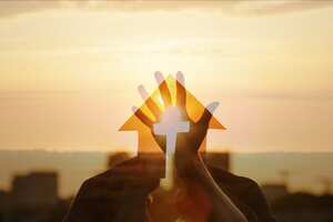 La oración es una forma de pedir protección para los miembros del hogar.