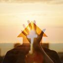 La oración es una forma de pedir protección para los miembros del hogar.