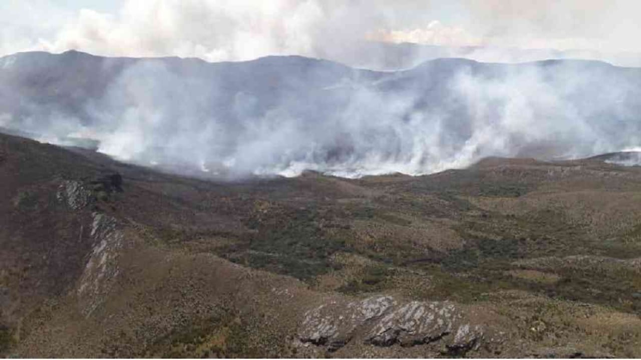 El incendio en el Páramo de Sumapaz inició el miércoles y solo pudo ser totalmente controlado el sábado en la tarde. Foto: Parques Nacionales Naturales