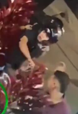 Uno de los hombres amenaza con arma de fuego a la víctima antes de huir en una moto.