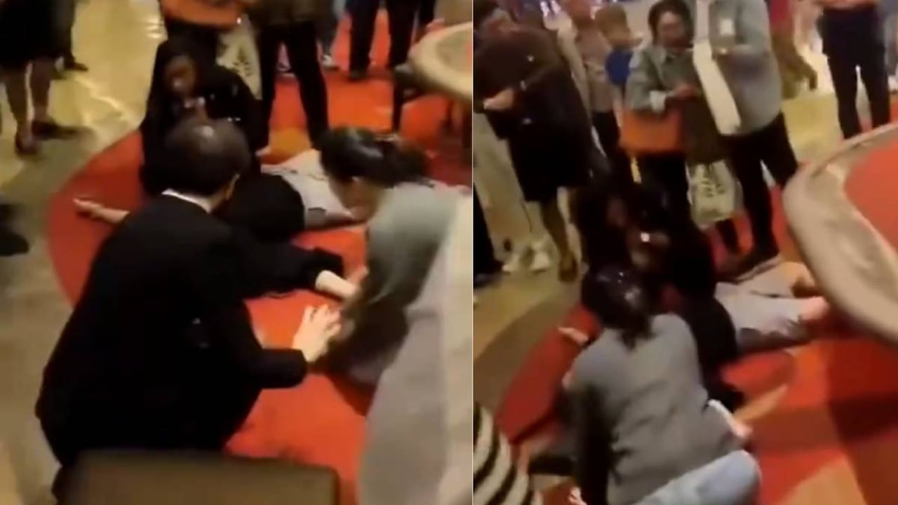 Los paramédicos atendieron al hombre después de haberse desplomado en el casino