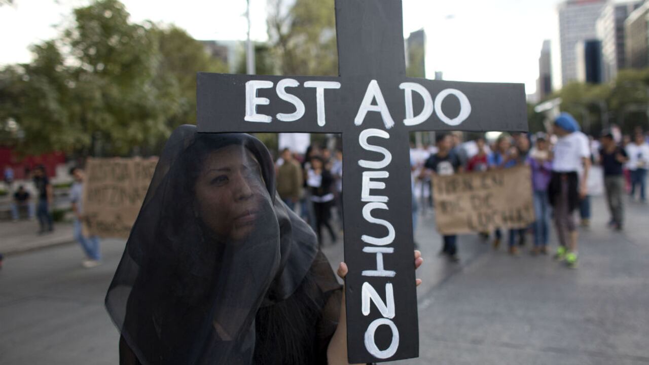 Miles marcharon el 8 de octubre en Ciudad de México, para exigirle al gobierno respuestas sobre 43 estudiantes desaparecidos en el estado de Guerrero.