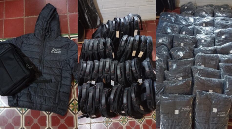 Chaquetas y bolsos comprados con presupuesto participativo en Medellín.