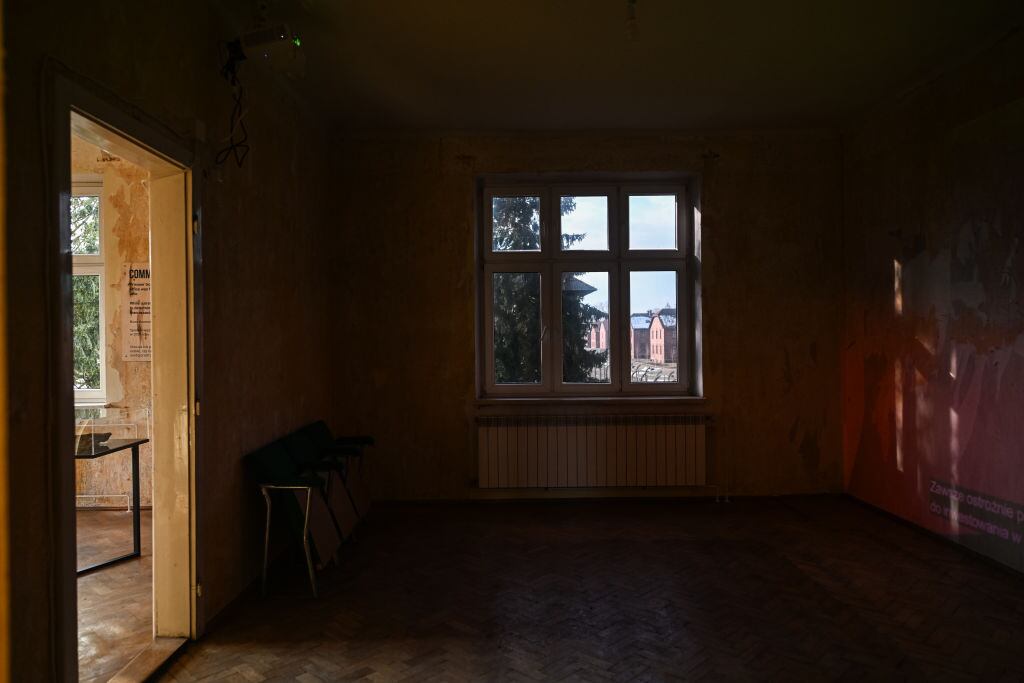 OSWIECIM, POLONIA - 26 DE ENERO: Una vista del antiguo campo de exterminio de concentración nazi alemán Auschwitz I desde una de las habitaciones de la Casa 88, la antigua residencia del comandante de Auschwitz, Rudolf Hoss, el 26 de enero de 2025 en Oswiecim, Polonia. La casa del comandante de Auschwitz durante la Segunda Guerra Mundial, Rudolf Hoss, se abre por primera vez a los visitantes. La casa fue el tema de la película "La zona de interés". (Foto de Omar Marqués/Getty Images)