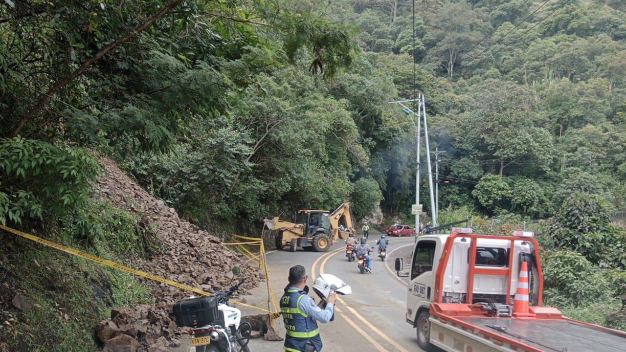 Por fuertes lluvias se han producido múltiples cierres en corredores viales del país