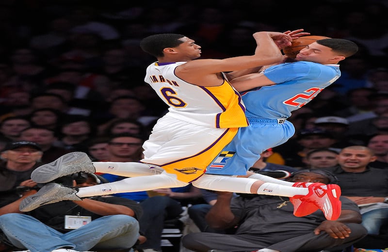 Jordan Clarkson de los Lakers (izquierda) hace falta cotra Austin Rivers de Los Angeles Clippers durante el segundo tiempo del juego de la NBA, en Los Ángeles, EE. UU. (AP)