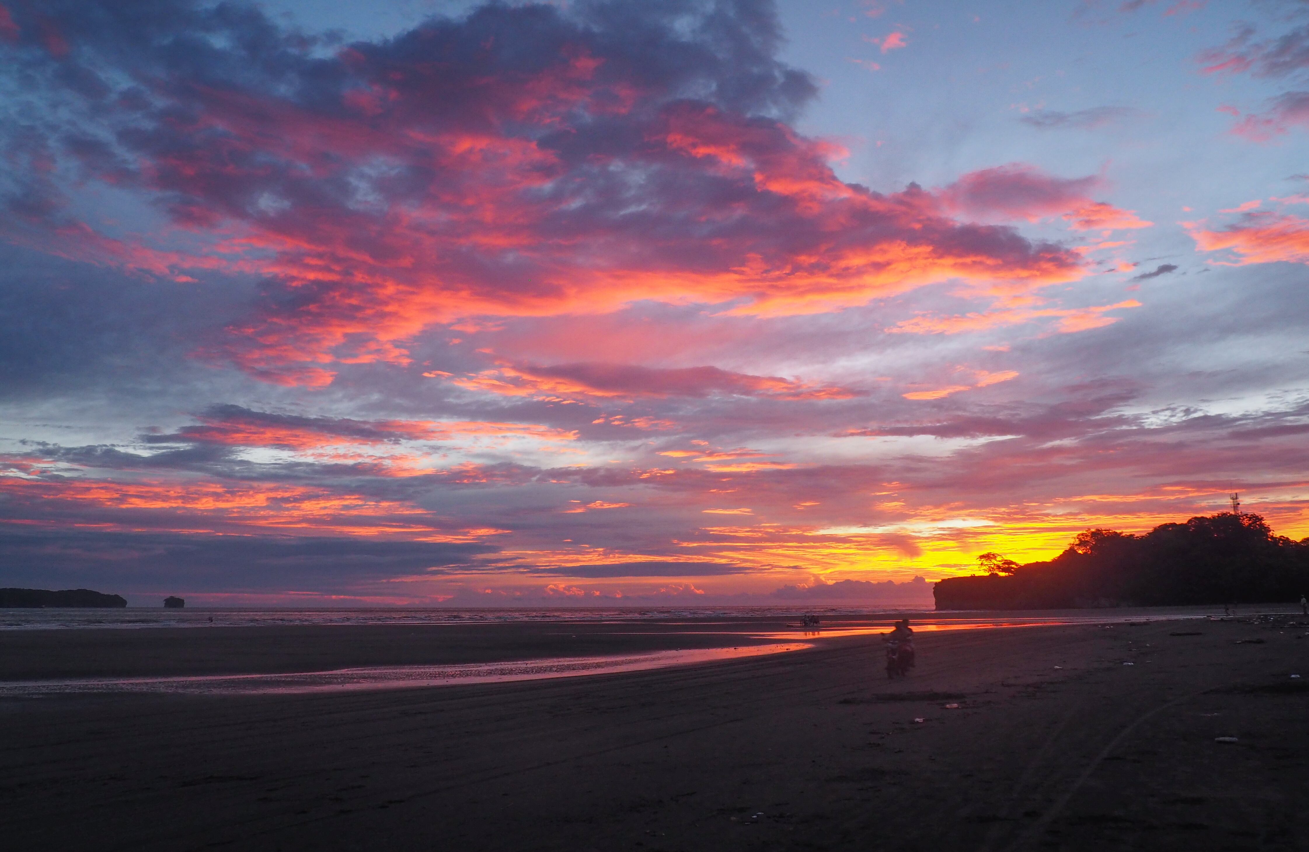 Juanchaco y Ladrilleros son dos playas de Buenaventura que cuentan con ecosistemas selváticos y costeros en el mismo territorio. Todos los años, desde julio hasta octubre, los turistas pueden observar las ballenas Yubarta, animales que viajan más de 8.000 kilómetros para parir a sus ballenatos en esta zona del país. Foto: Cortesía Getty Images
