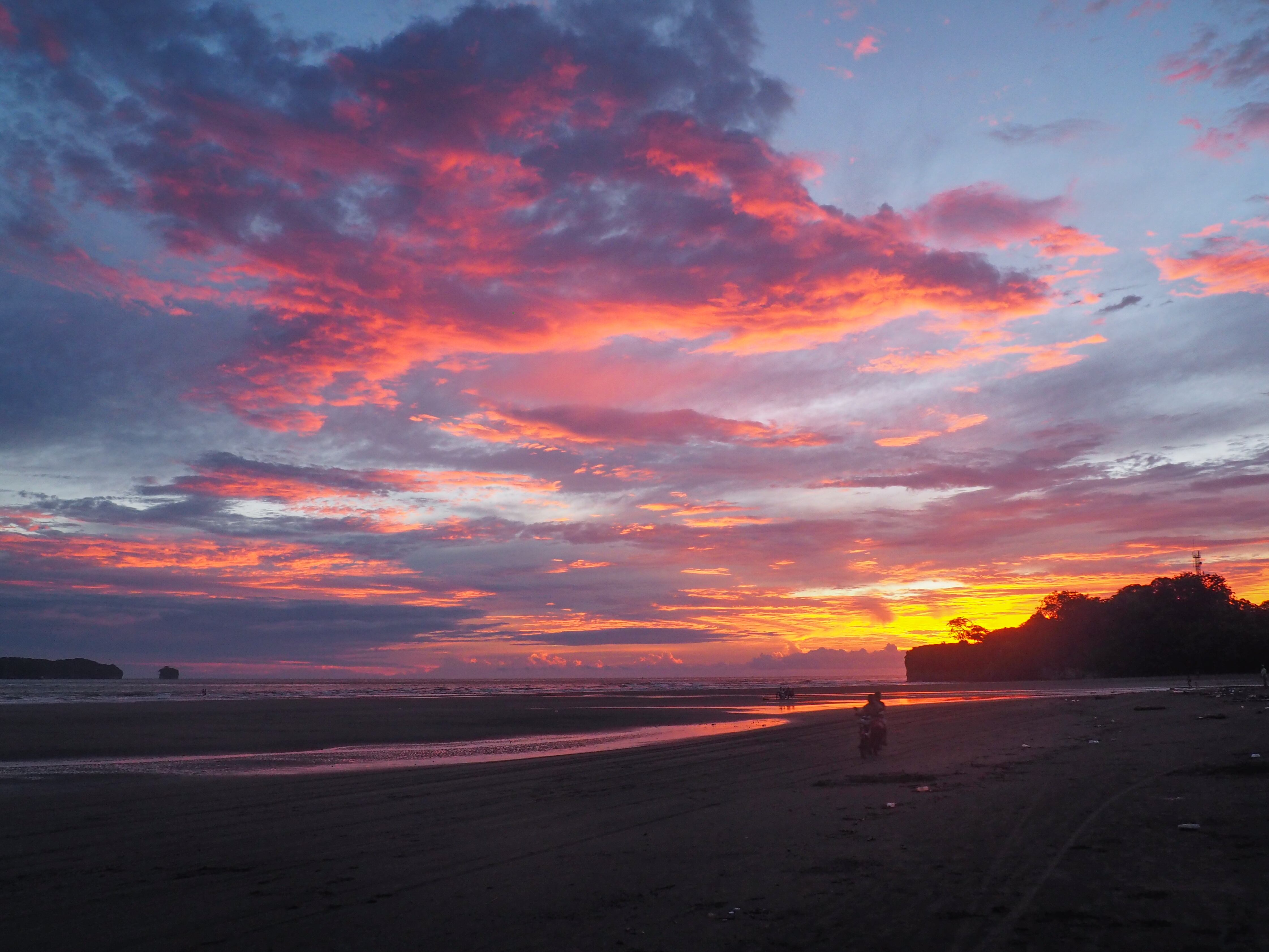 Juanchaco y Ladrilleros son dos playas de Buenaventura que cuentan con ecosistemas selváticos y costeros en el mismo territorio. Todos los años, desde julio hasta octubre, los turistas pueden observar las ballenas Yubarta, animales que viajan más de 8.000 kilómetros para parir a sus ballenatos en esta zona del país. Foto: Cortesía Getty Images