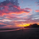 Juanchaco y Ladrilleros son dos playas de Buenaventura que cuentan con ecosistemas selváticos y costeros en el mismo territorio. Todos los años, desde julio hasta octubre, los turistas pueden observar las ballenas Yubarta, animales que viajan más de 8.000 kilómetros para parir a sus ballenatos en esta zona del país. Foto: Cortesía Getty Images