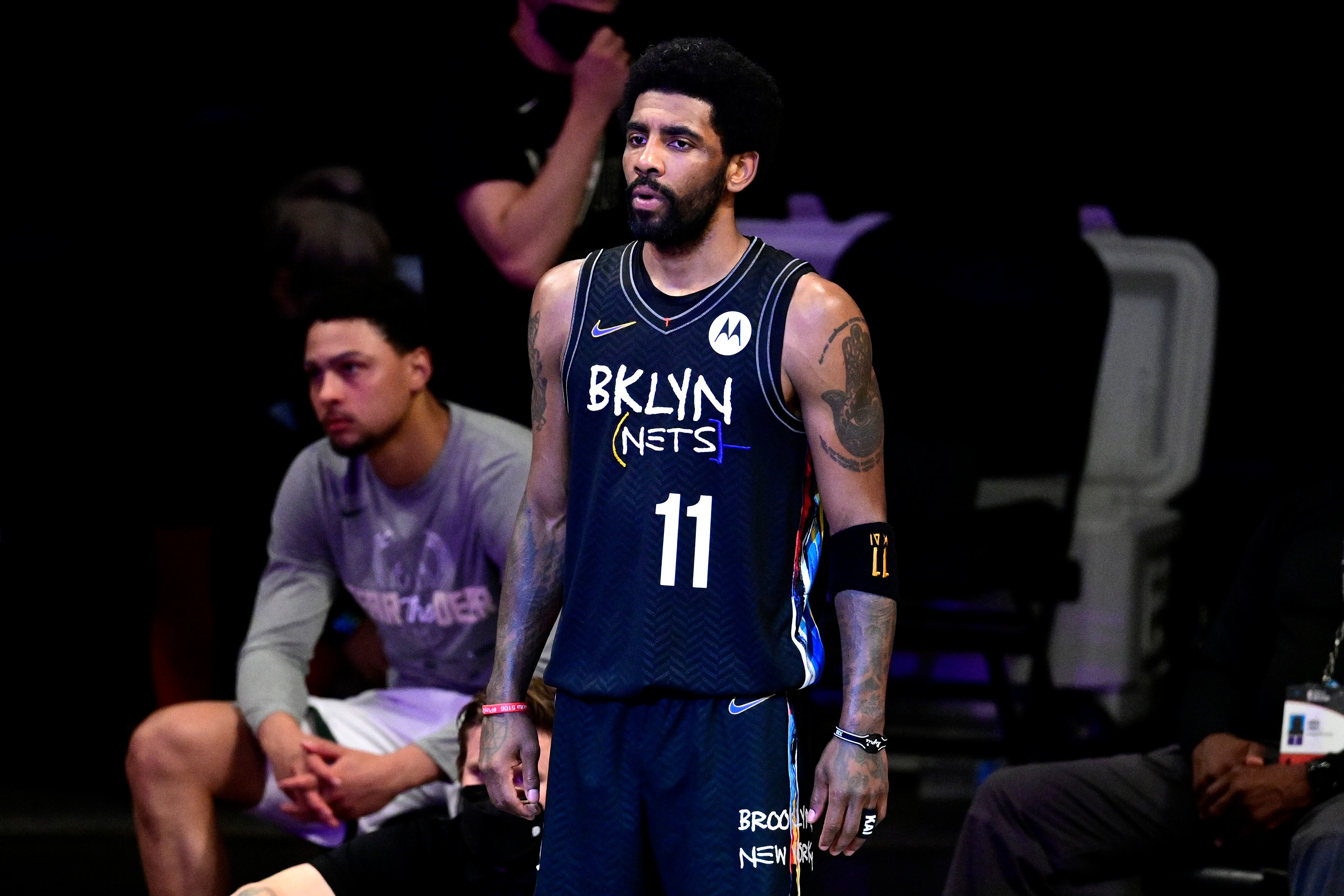NUEVA YORK, NUEVA YORK - 7 DE JUNIO: Kyrie Irving # 11 de los Brooklyn Nets se enfrenta a los Milwaukee Bucks en el segundo juego de la segunda ronda de los playoffs de la NBA de 2021 en el Barclays Center el 7 de junio de 2021 en la ciudad de Nueva York. NOTA PARA EL USUARIO: El usuario reconoce y acepta expresamente que, al descargar o usar esta fotografía, el usuario acepta los términos y condiciones del Acuerdo de licencia de Getty Images. (Foto de Steven Ryan / Getty Images)