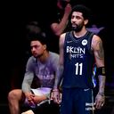 NUEVA YORK, NUEVA YORK - 7 DE JUNIO: Kyrie Irving # 11 de los Brooklyn Nets se enfrenta a los Milwaukee Bucks en el segundo juego de la segunda ronda de los playoffs de la NBA de 2021 en el Barclays Center el 7 de junio de 2021 en la ciudad de Nueva York. NOTA PARA EL USUARIO: El usuario reconoce y acepta expresamente que, al descargar o usar esta fotografía, el usuario acepta los términos y condiciones del Acuerdo de licencia de Getty Images. (Foto de Steven Ryan / Getty Images)