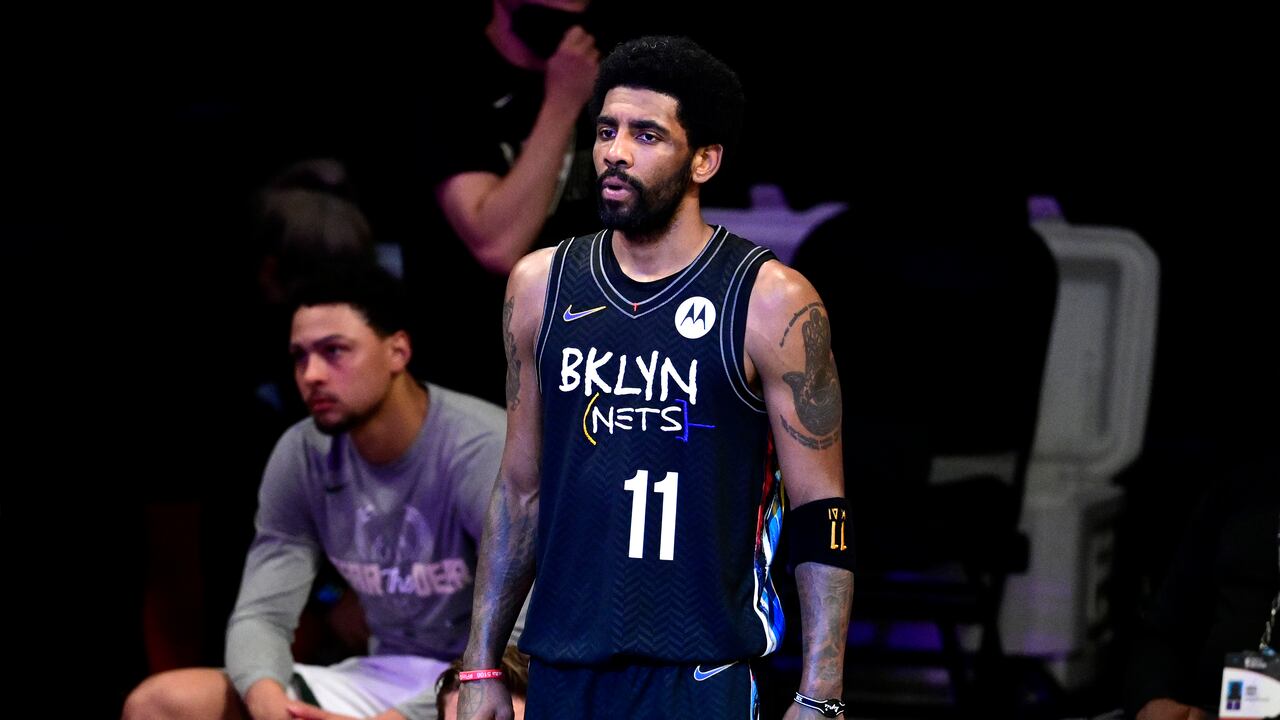 NUEVA YORK, NUEVA YORK - 7 DE JUNIO: Kyrie Irving # 11 de los Brooklyn Nets se enfrenta a los Milwaukee Bucks en el segundo juego de la segunda ronda de los playoffs de la NBA de 2021 en el Barclays Center el 7 de junio de 2021 en la ciudad de Nueva York. NOTA PARA EL USUARIO: El usuario reconoce y acepta expresamente que, al descargar o usar esta fotografía, el usuario acepta los términos y condiciones del Acuerdo de licencia de Getty Images. (Foto de Steven Ryan / Getty Images)