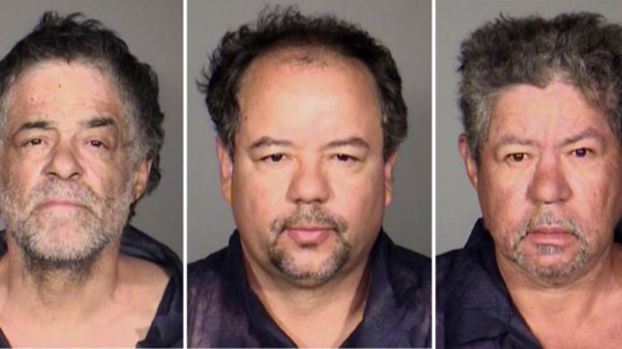 La policía detuvo a Ariel Castro (en el centro) y a sus hermanos Onil (izquierda) y Pedro (derecha).