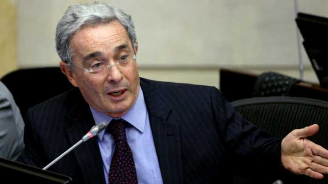 Hace siete años recogieron más de 2 millones de firmas para modificar la constitución y poder reelegir a Uribe para un tercer periodo.