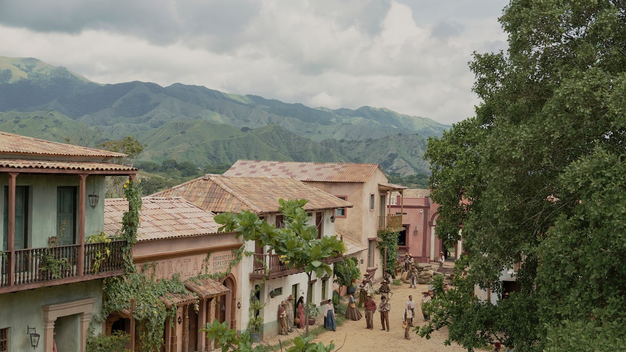 Cien Años de Soledad S1. Cr. Mauro González /Netflix © 2024 | The fictional village of Macondo, brought to life for the series' filming in Alvarado, a town in the Colombian Andes.