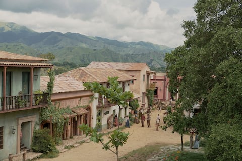 Cien Años de Soledad S1. Cr. Mauro González /Netflix © 2024 | The fictional village of Macondo, brought to life for the series' filming in Alvarado, a town in the Colombian Andes.