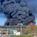 En esta foto provista por la policía estatal de Connecticut, gruesas columnas de humo se alzan de un incendio provocado por el choque entre un camión cisterna de combustibles y un auto en el puente Gold Star Memorial en Groton, Connecticut, viernes 21 de abril de 2023. (Connecticut State Police via AP)