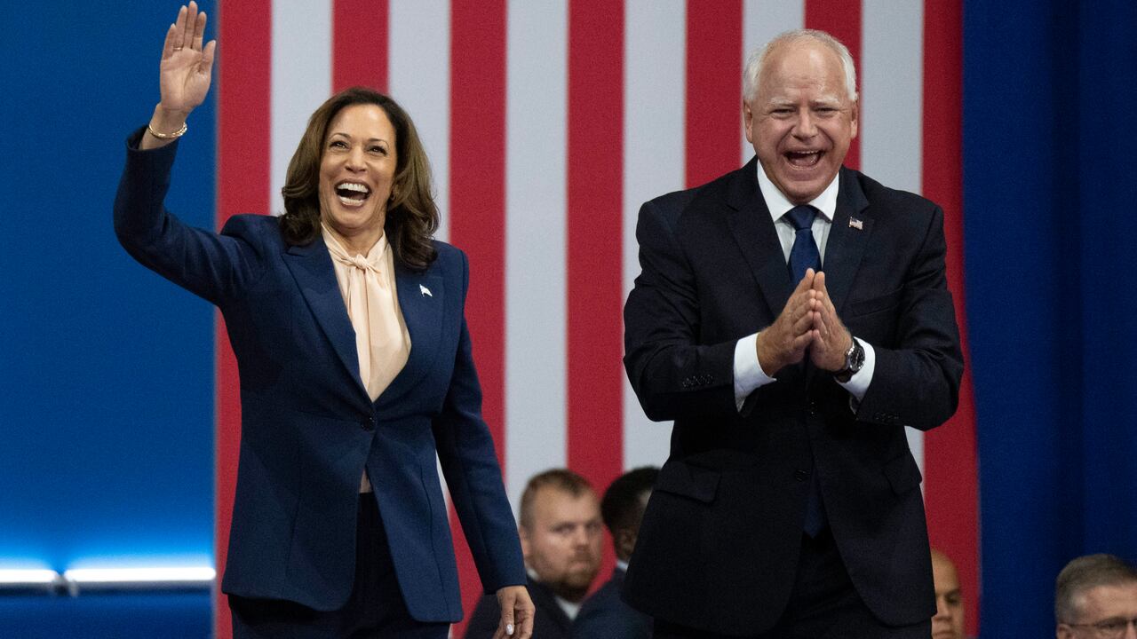 "Donald Trump ve el mundo de otra manera. No tiene ni idea de servicio porque está demasiado ocupado sirviéndose a sí mismo", dijo Walz en un estadio abarrotado en Filadelfia (Pensilvania). (AP Photo/Joe Lamberti)