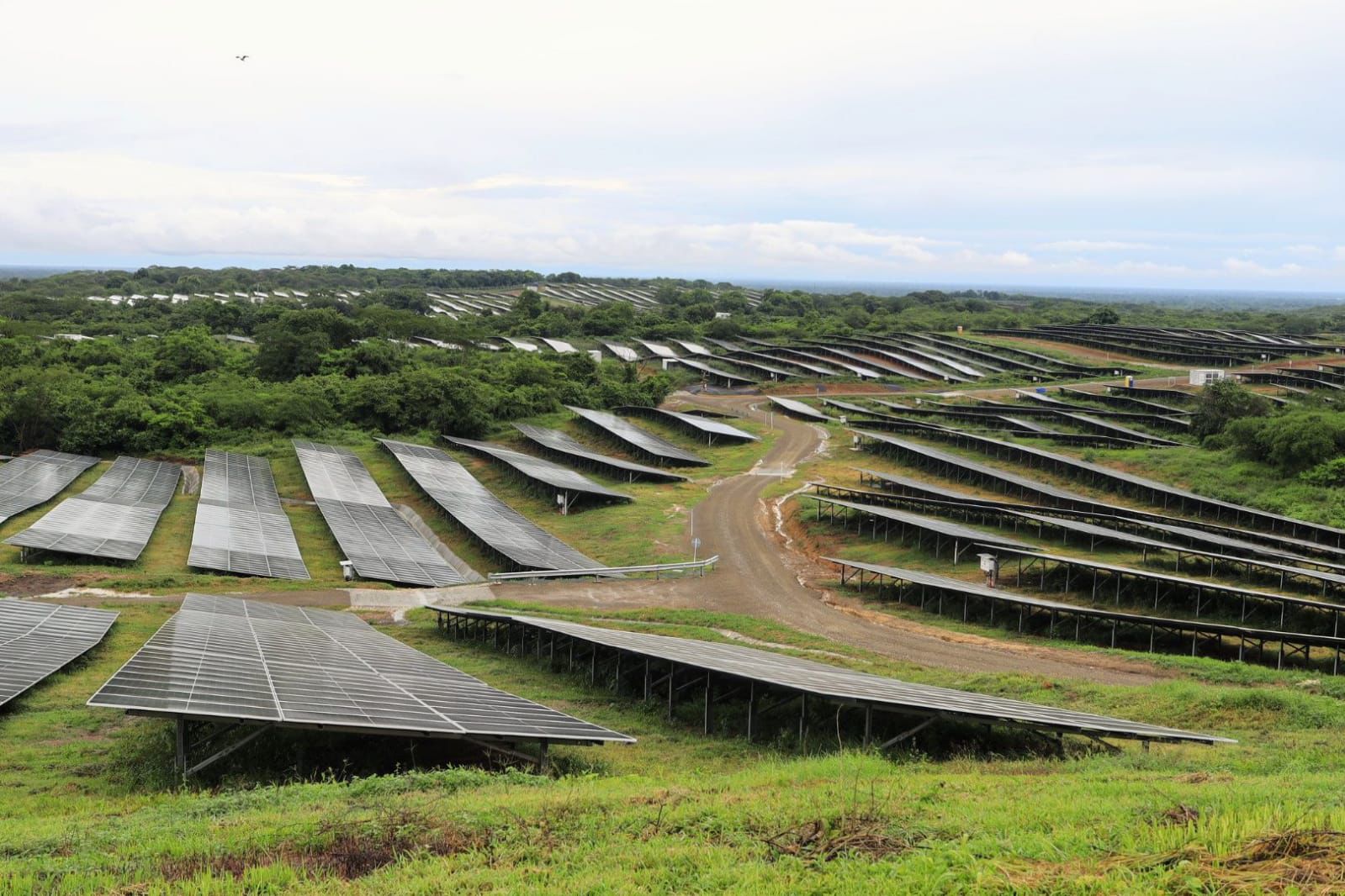 La planta solar tiene una capacidad de 100MW, con 5 plantas de 19.9MW cada una, que incluyen 190 mil paneles solares distribuidos en 24 centros de transformación.