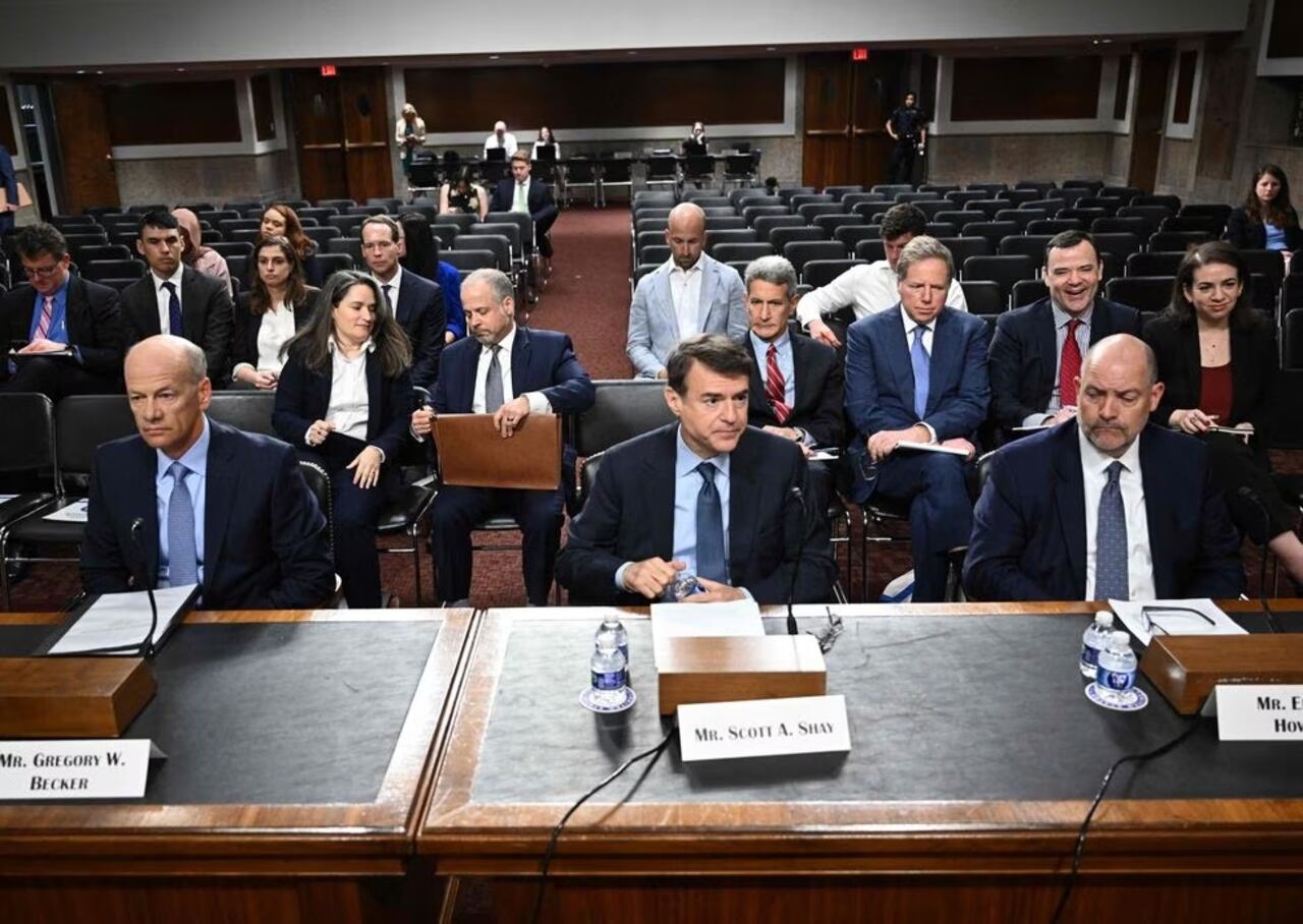 Gregory Becker, antiguo consejero delegado de Silicon Valley Bank; Scott Shay, cofundador de Signature Bank, y Eric Howell, expresidente de Signature Bank, este martes, ante la Comisión de Banca del Senado.
MANDEL NGAN (AFP)