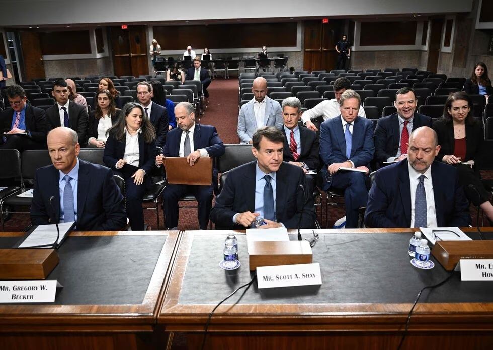 Gregory Becker, antiguo consejero delegado de Silicon Valley Bank; Scott Shay, cofundador de Signature Bank, y Eric Howell, expresidente de Signature Bank, este martes, ante la Comisión de Banca del Senado.
MANDEL NGAN (AFP)