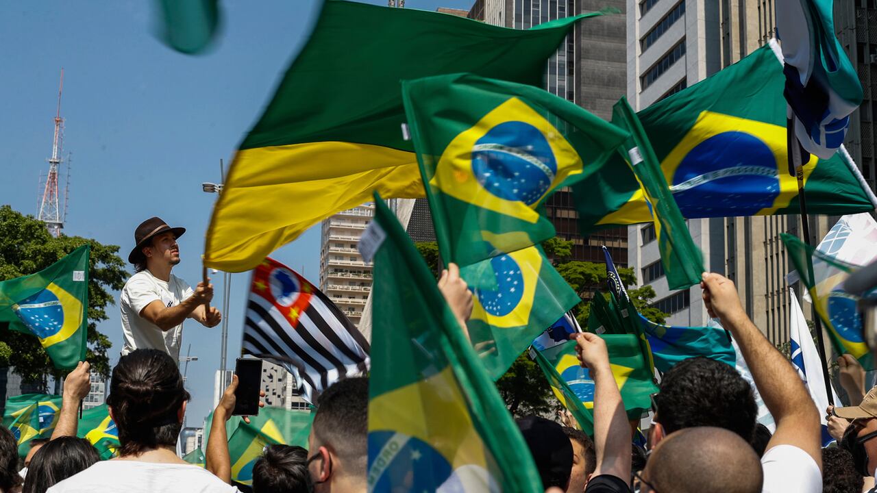 Las protestas a favor de los líderes políticos coincidieron con las manifestaciones por Día del Trabajo.