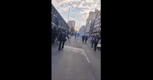Cientos de mujeres salieron a protestar en el 8M en Bogotá, pero algunos focos de disturbis y ataques a las estaciones de Transmilenio fueron dispersadas por el ESMAD. Foto: @RNacional_News