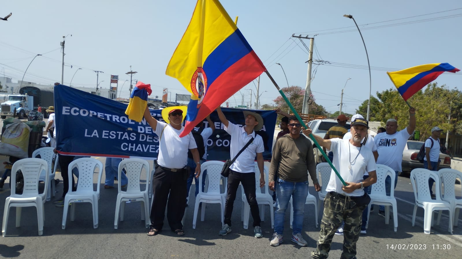 Los manifestantes pudieron sillas y pancartas sobre la vía impidiendo el paso vehicular