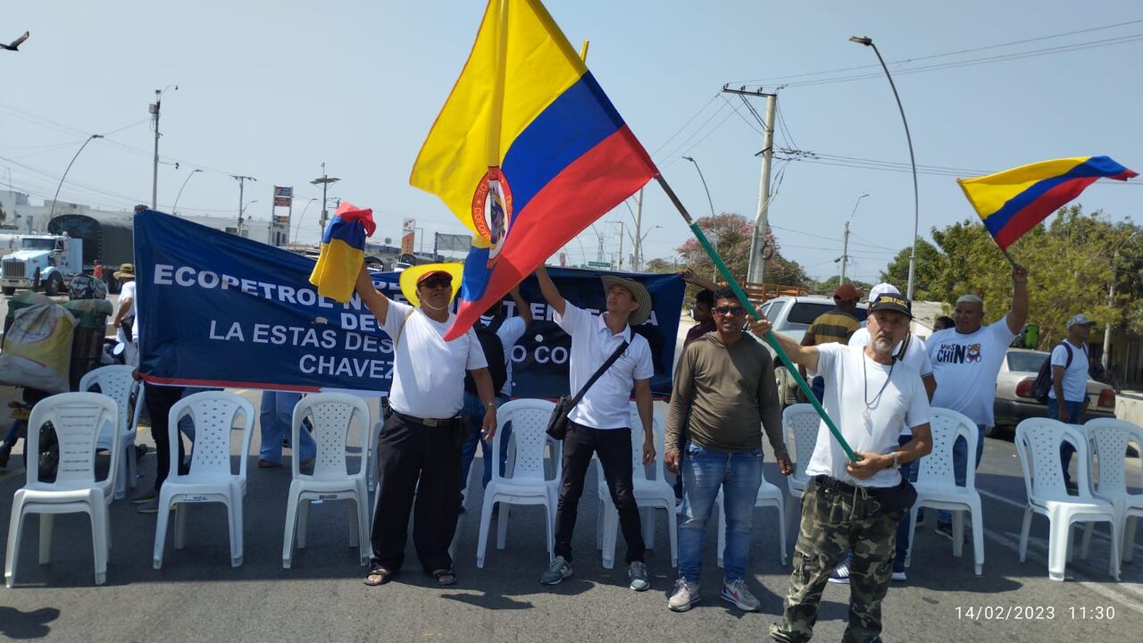 Los manifestantes pudieron sillas y pancartas sobre la vía impidiendo el paso vehicular