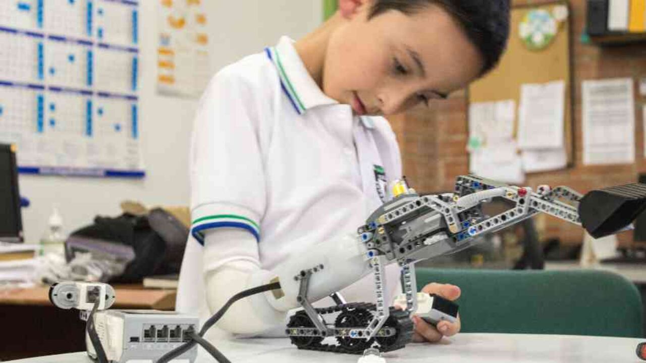 Foto: Un niño utilizando una de las prótesis desarrolladas por el inventor Carlos Arturo Torres.