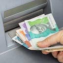 Pesos colombianos retirados del cajero automático, denominaciones más altas, concepto económico vinculado a la inflación y al aumento del costo de vida