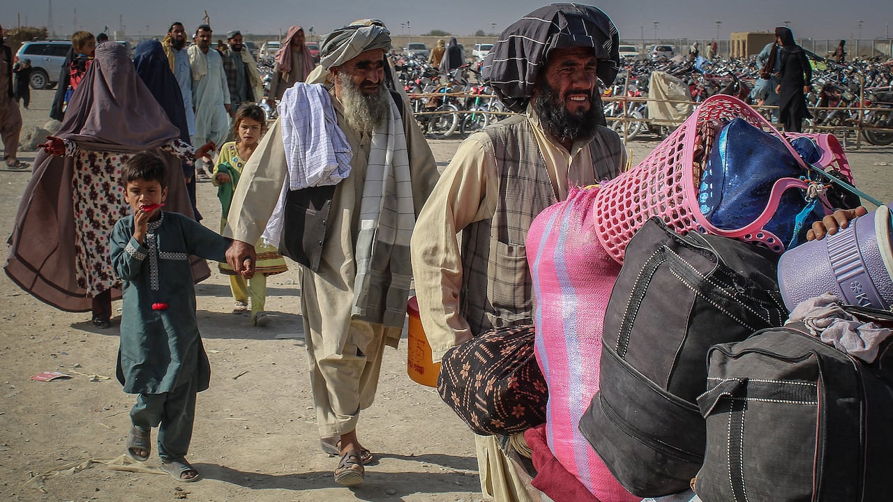 Los ciudadanos afganos llegan al paso fronterizo entre Pakistán y Afganistán en Chaman el 19 de agosto de 2021 para regresar a Afganistán
