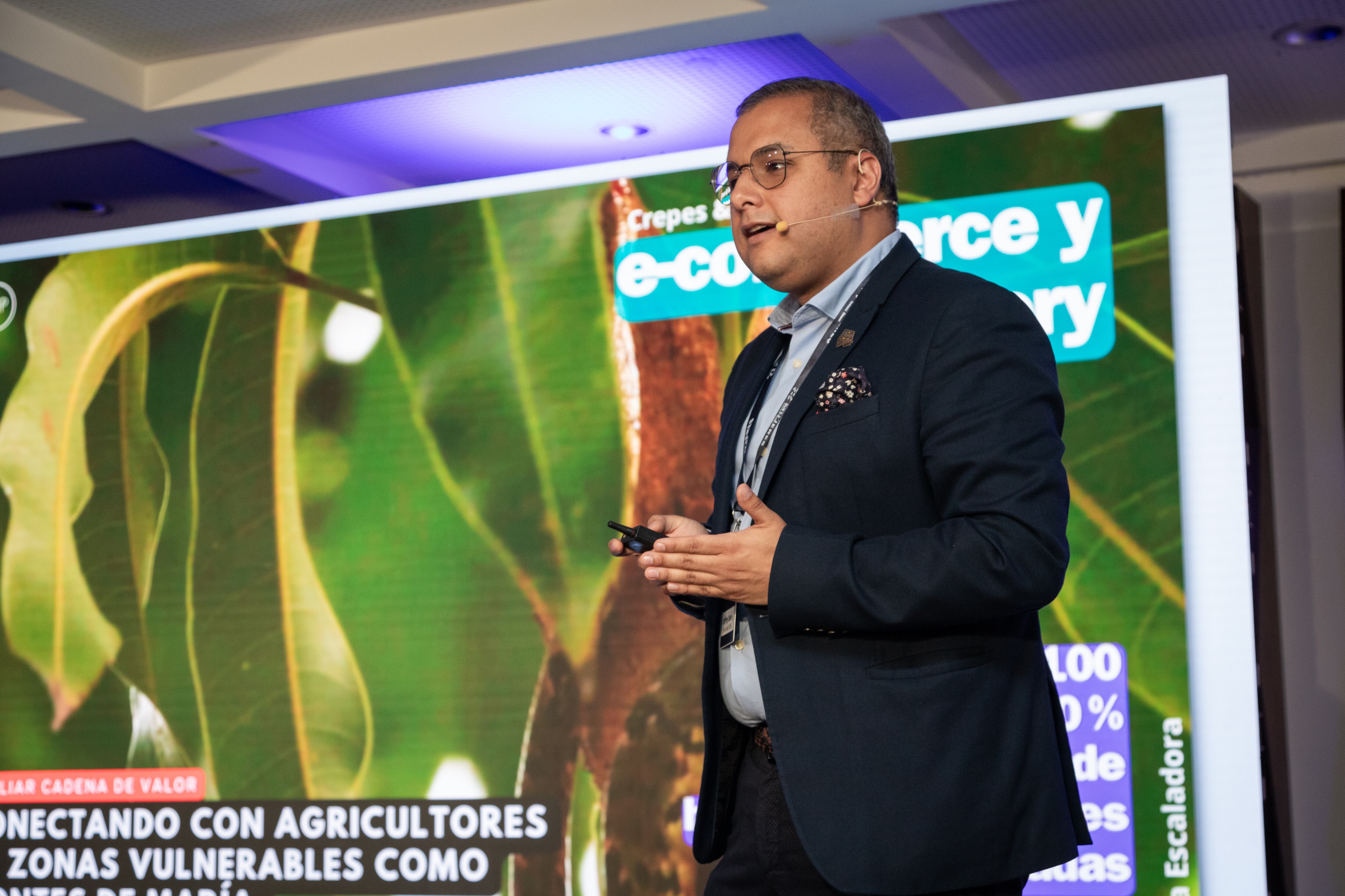 Jeffrey León-Pulido en sesión del Círculo de Mujeres