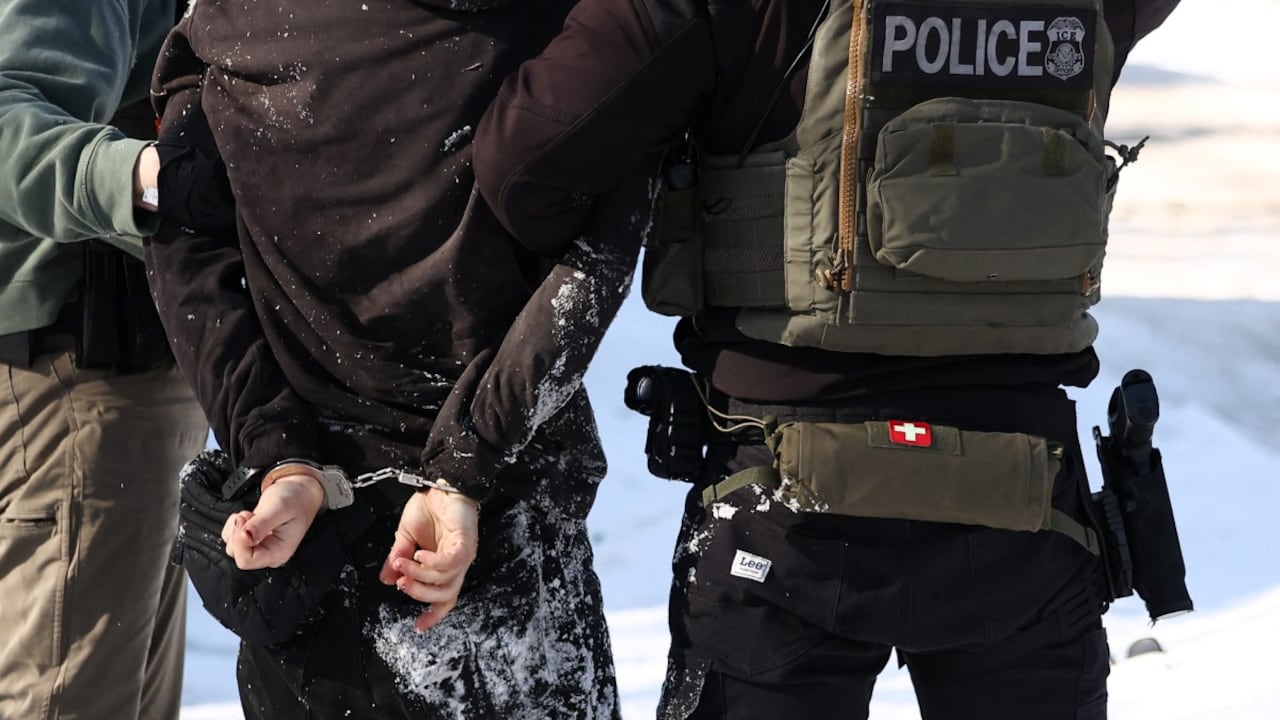 El hombre fue arrestado por el ICE. (Photo by Charly TRIBALLEAU / AFP)