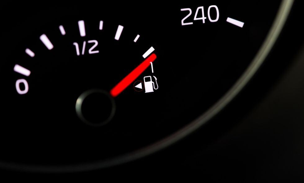 Algunos autos tienen un pequeño triángulo al lado del símbolo de gasolina en el tablero, pero ¿qué significa?