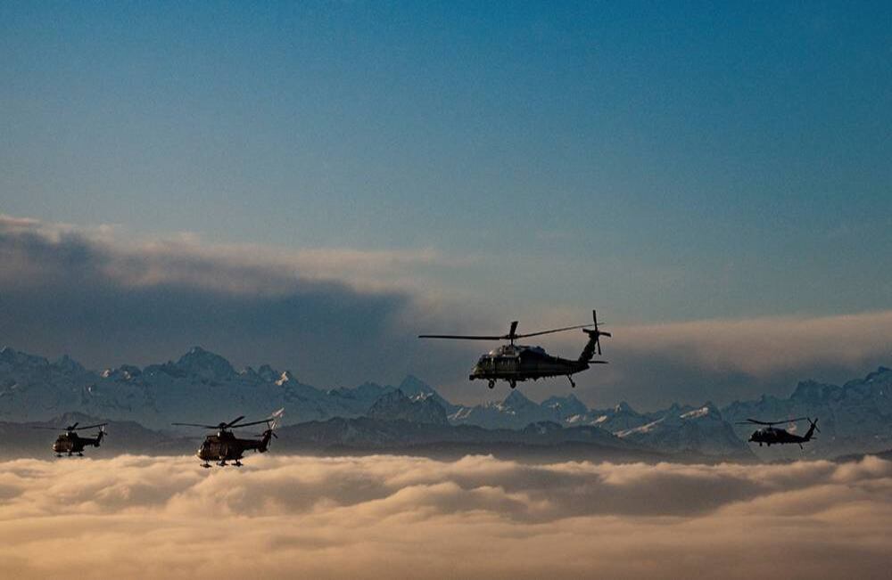 El helicóptero que transporta a Donald Trump camino al Foro Económico Mundial vuela sobre los Alpes Suizos, el 21 de enero de 2020. Foto: Jim Watson/ AFP.