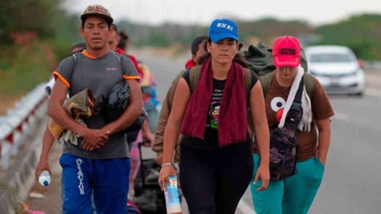 Decenas de miles de venezolanos se han desplazado por vía terrestre hasta países como Ecuador o Perú. Foto: Getty Images/BBC