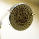 Con el tiempo, el cabezal de la ducha puede acumular sarro, polvo y residuos minerales que reducen la presión del agua.
