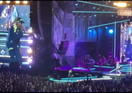 Policía canta con Romeo Santos