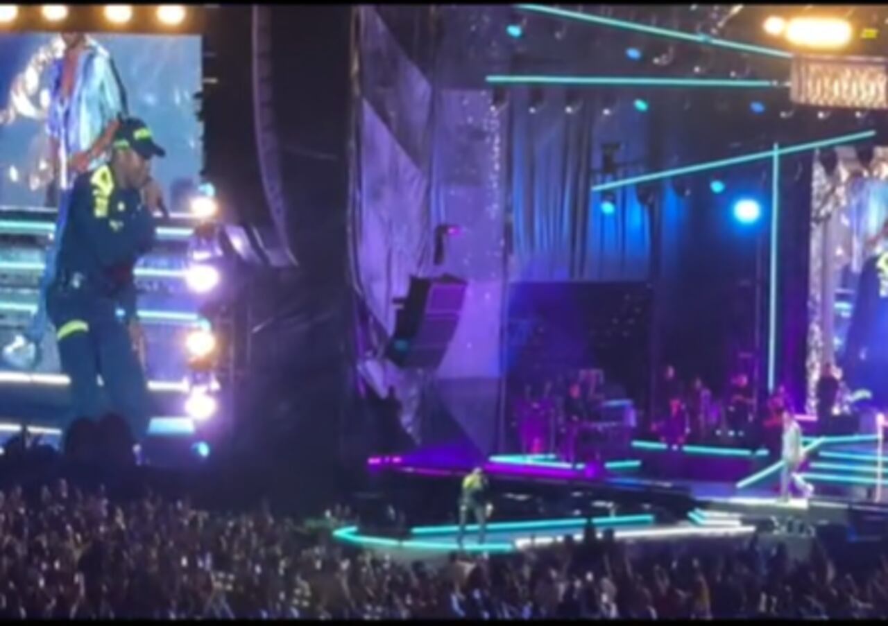 Policía canta con Romeo Santos