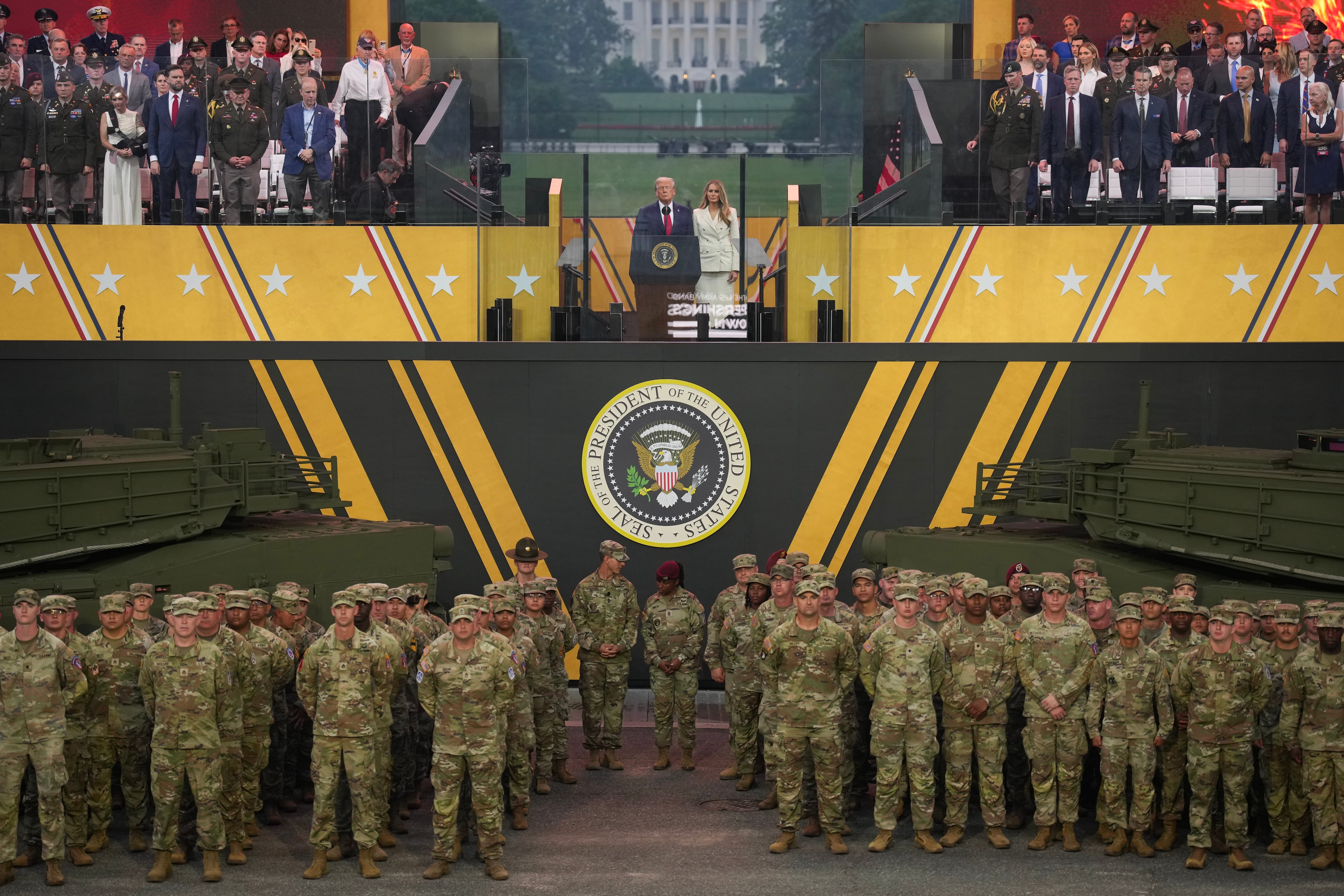 El presidente de EE. UU., Donald Trump, y la primera dama, Melania Trump, permanecen juntos al final del desfile del Ejército de EE. UU. el 14 de junio de 2025 en Washington, D.C. El Ejército de EE. UU. celebra su 250.º aniversario